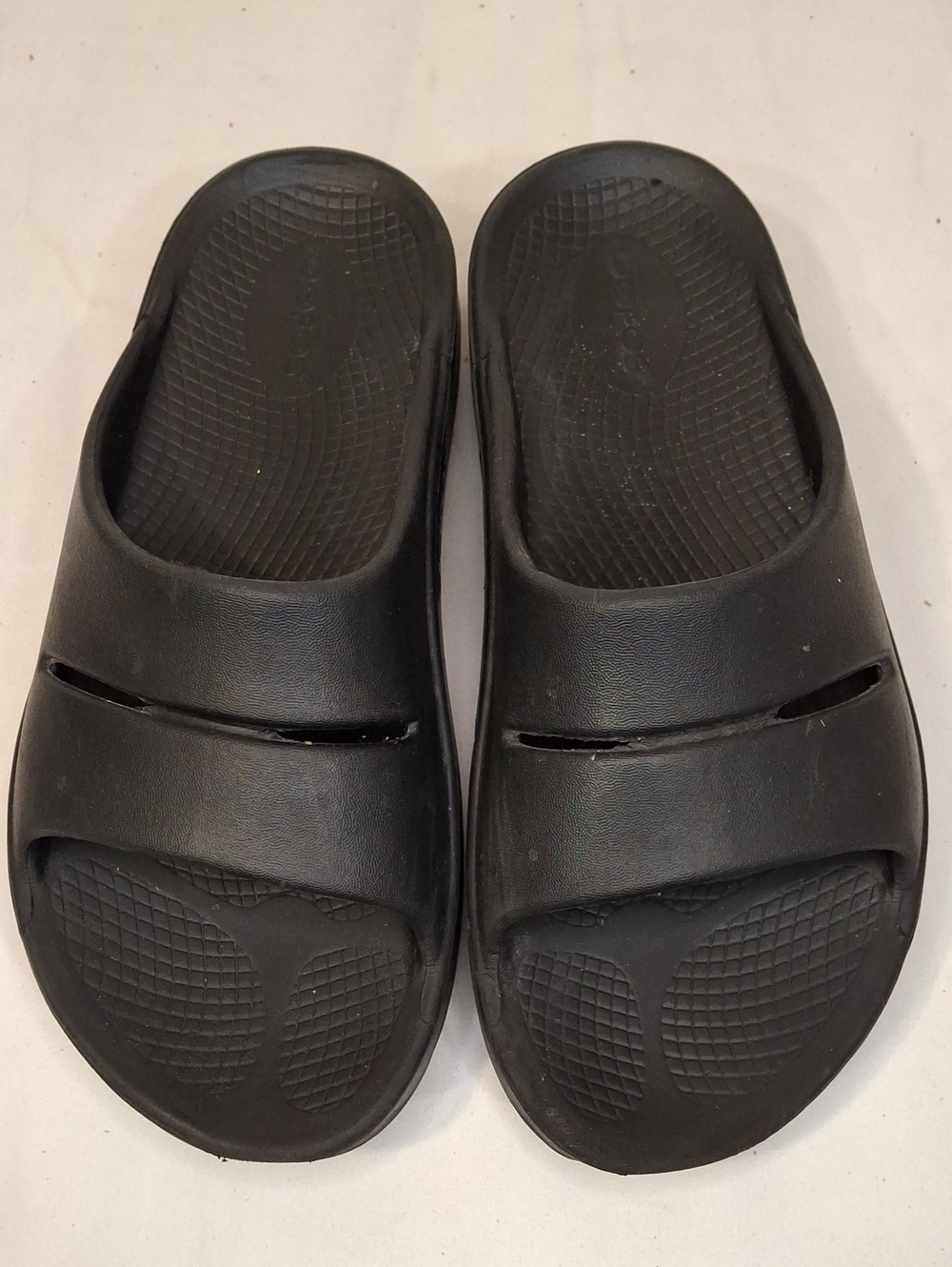 Oofos Women's/Men's black slip-on Sandals. Great For All Casual Activities.
